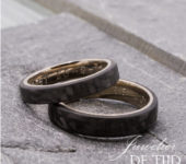 Carbon met wit gouden Trouwringen 4- en 5mm breed