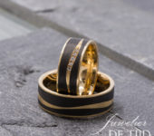 Abrikoos gouden met carbon Trouwringen en 5 briljant geslepen diamanten 7mm breed
