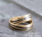 Abrikoos gouden met carbon Trouwringen en 1 briljant geslepen diamant 6mm breed