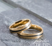 Abrikoos gouden met carbon Trouwringen en 1 briljant geslepen diamant 5mm breed