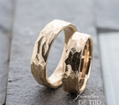 14 karaats warm gouden Trouwringen 6mm breed met één briljant geslepen diamant
