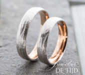 14 KaraatsBi-color rood-wit gouden Trouwringen met één briljant geslepen diamant.