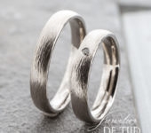 platina Trouwringen 4mm breed met één briljant geslepen diamant.