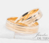 Abrikoos gouden Trouwringen 5mm breed met 1 briljant geslepen diamant