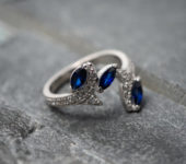 Wit gouden ring Leaf met diamant en saffier