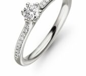 Design ring Diva met centraal één 0,22ct en daaromheen pavé gezet