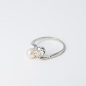 Witgouden vintage verlovingsring met diamant en parel