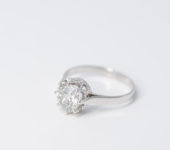 14 karaats wit gouden solitaire ring met één 1,65ct briljant