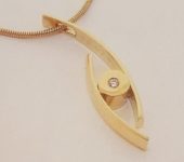 Trouwring getransformeerd tot hanger met briljant geslepen diamanten
