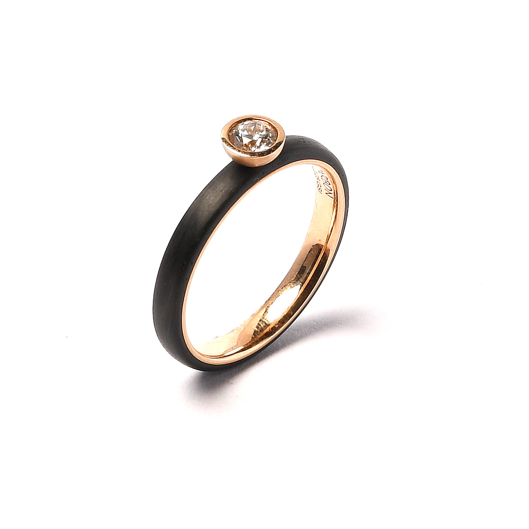 Abrikoosgouden solitairering met carbon 0,25ct