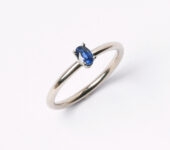 Witgouden ring met saffier