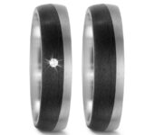 Titanium met carbon trouwringen met 1 briljant