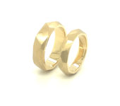 Geelgouden trouwringen Facet