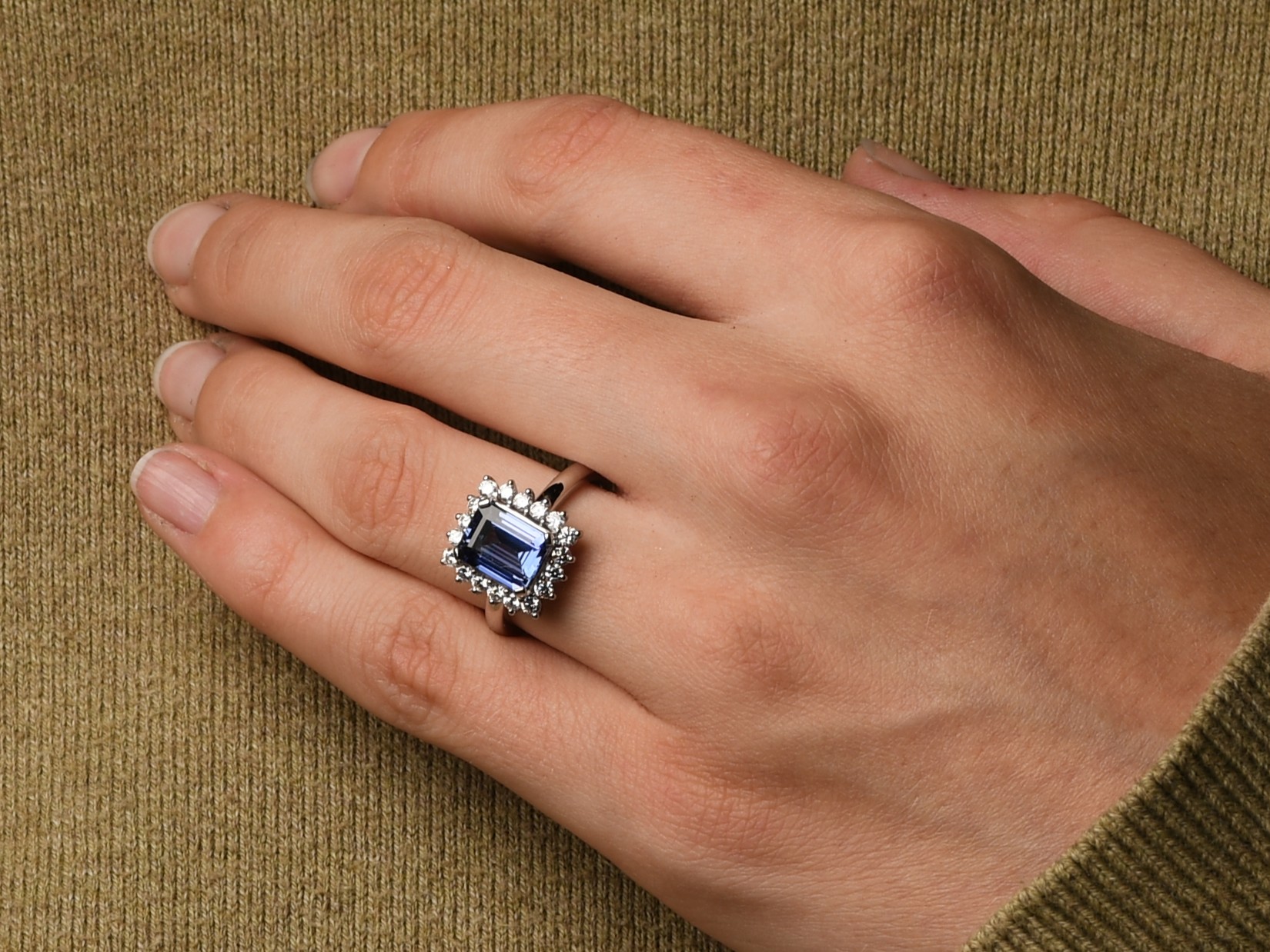 Witgouden entouragering met tanzaniet