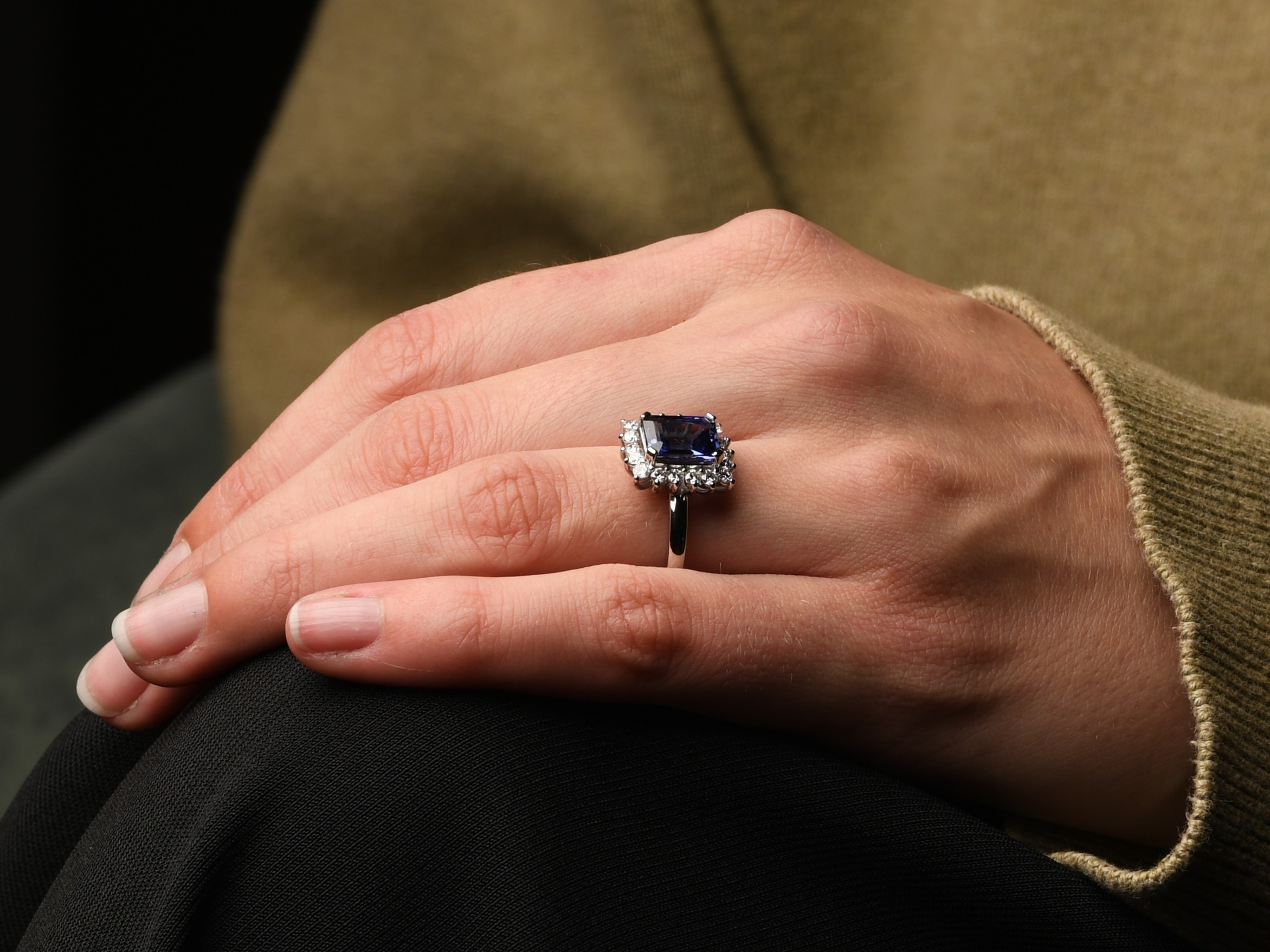 Witgouden entouragering met tanzaniet