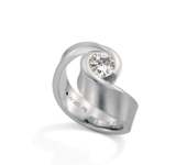 Witgouden ring ”De omarming”