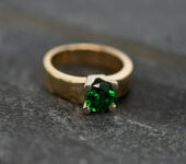 Bicolor gouden ring met chroomdiopsiet