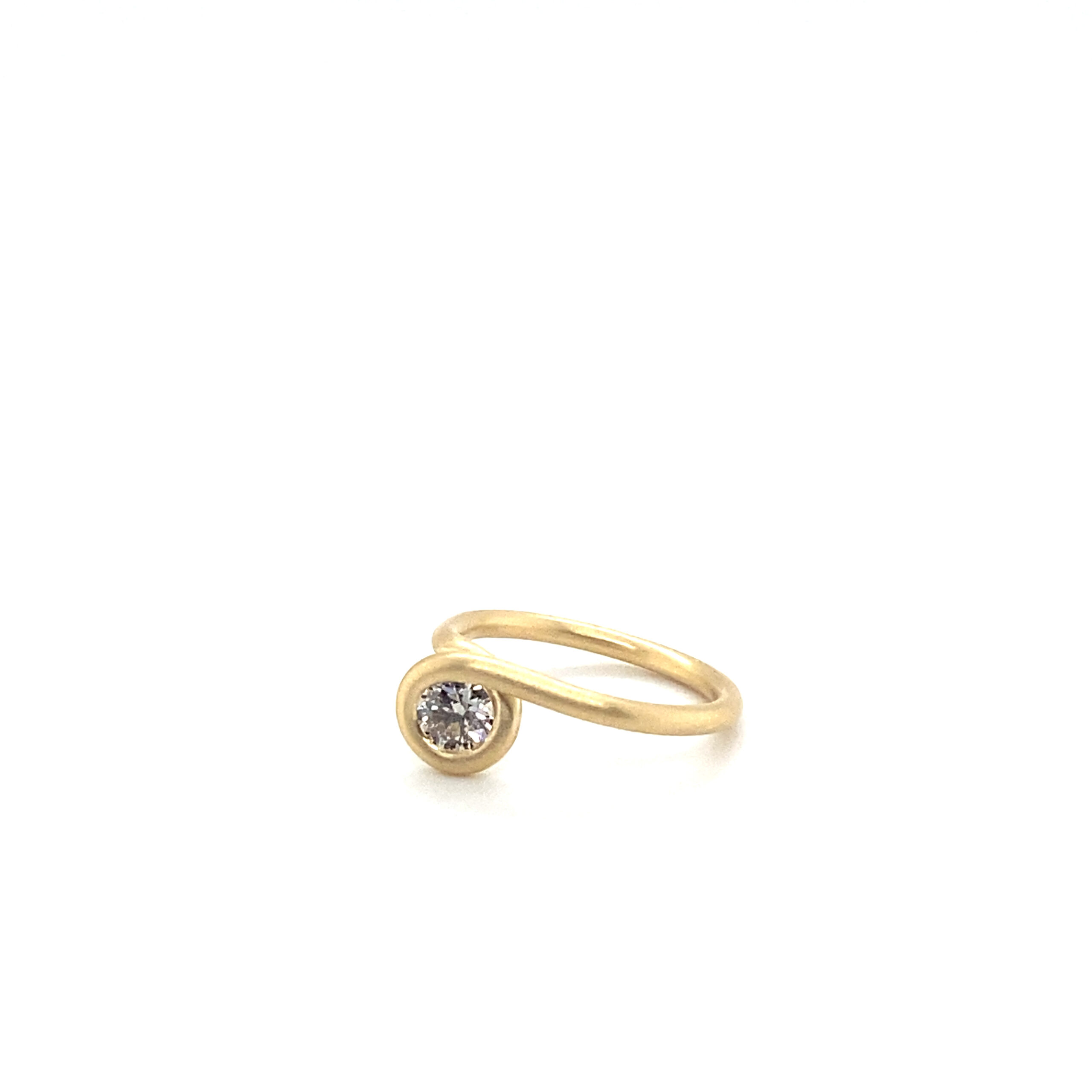 Geelgouden getordeerde ring 0,48ct