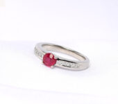 Witgouden ring met robijn en briljanten