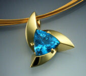 Geelgouden hanger met blauwe topaas