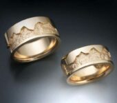 Geelgouden trouwring met bergreliëf