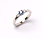 JRR0058W Witgouden ring met saffier en twee briljanten