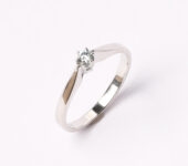 Witgouden ring met lichtblauwe diamant