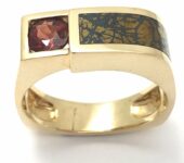 Geelgouden herenring met as-compartiment en Pyroop-granaat