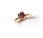 JRR0090G Geelgouden ring met Malaya granaat