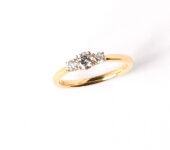 Geelgouden ring met drie diamanten