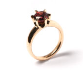 Geelgouden ring met malaya garnet JRR001G02