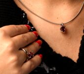Platina hanger met granaat