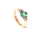 Geelgouden ring met baguette smaragd en diamanten