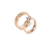 Geelgouden trouwringen met grove structuur en briljant 0,23ct JRR0106GW JRR0107G