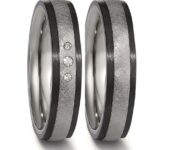 Titanium met carbon trouwringen met drie briljanten 52688