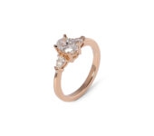 Geelgouden ring met 1,03ct ovaal en twee peer 0,25ct geslepen diamanten