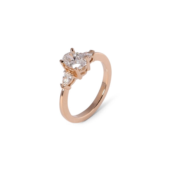 Geelgouden ring met 1,03ct ovaal en twee peer 0,25ct geslepen diamanten