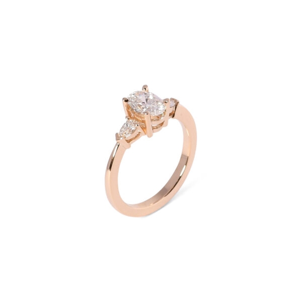 Geelgouden ring met 1,03ct ovaal en twee peer 0,25ct geslepen diamanten