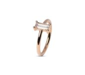 Geelgouden solitairering met een baguette 0,76ct