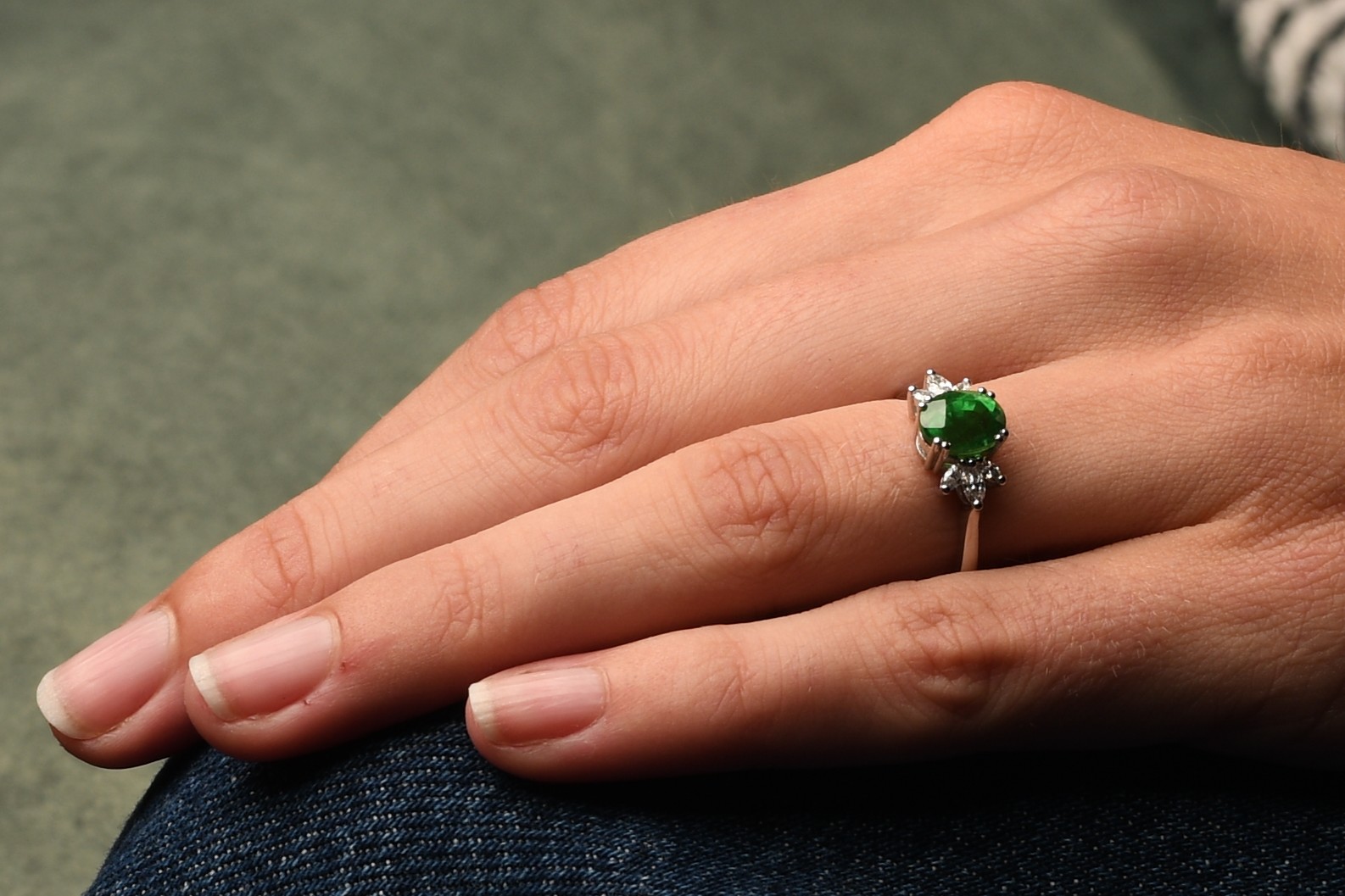 Platina ring Éowyn met tsavoriet