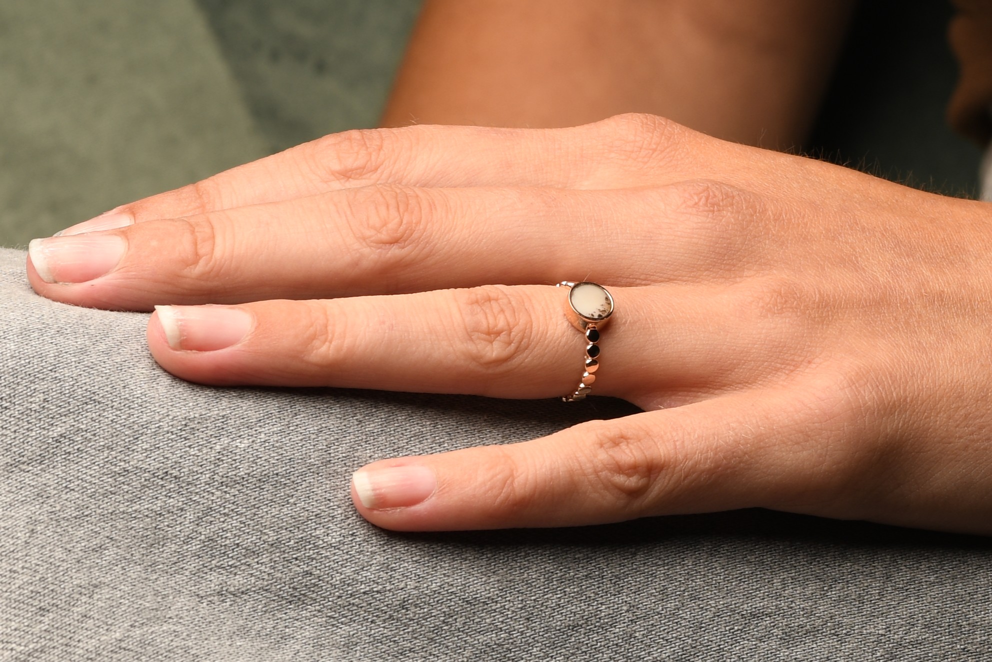 Rosegouden parelring vlak met moedermelk