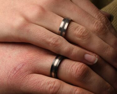 Platina met zirkonium en titanium trouwringen