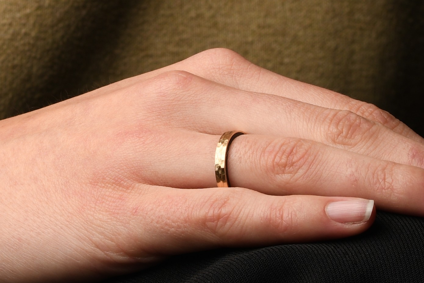 Bicolor geelgoud en zirkonium hamerslag ring