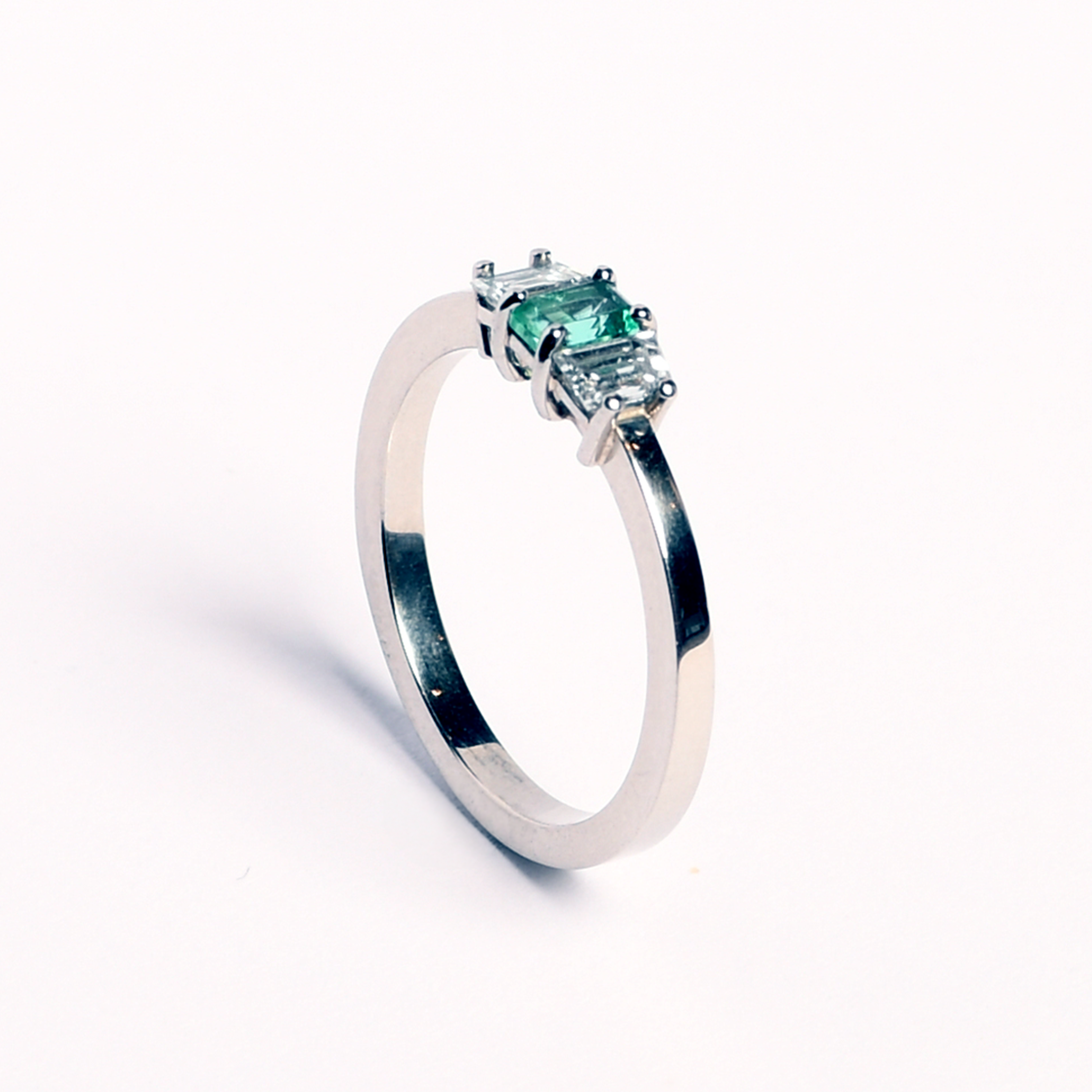 Platina ring met smaragd onbehandeld JRR0111P