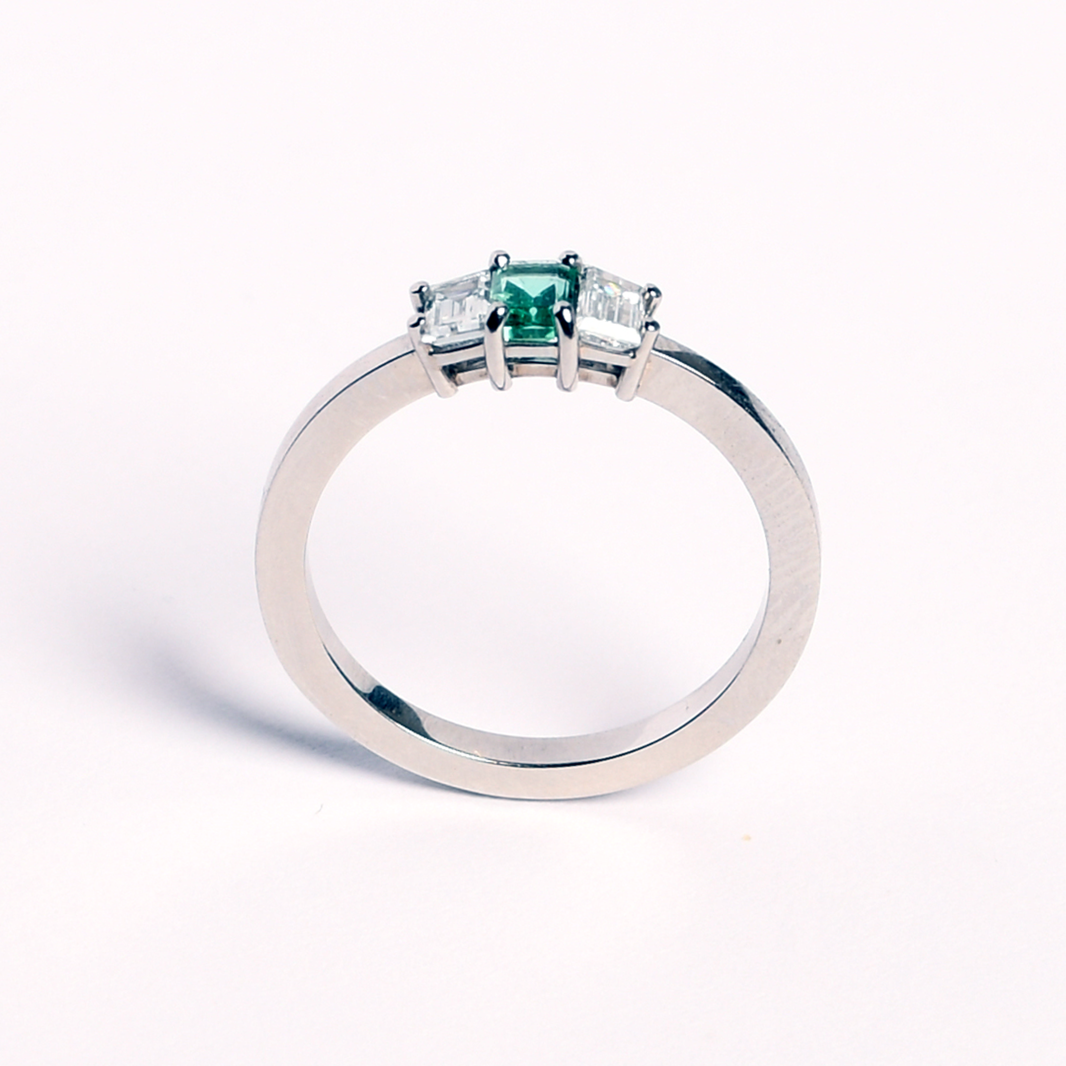 Handgesmede platina ring met smaragd