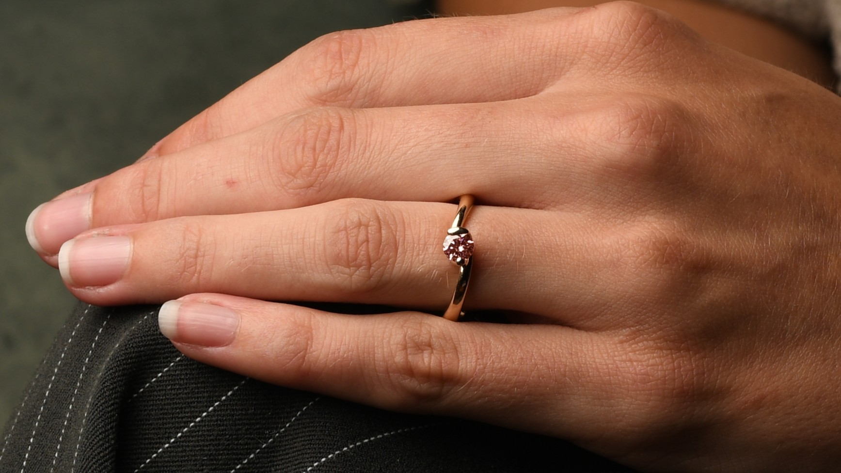 Gouden slagring roze diamant