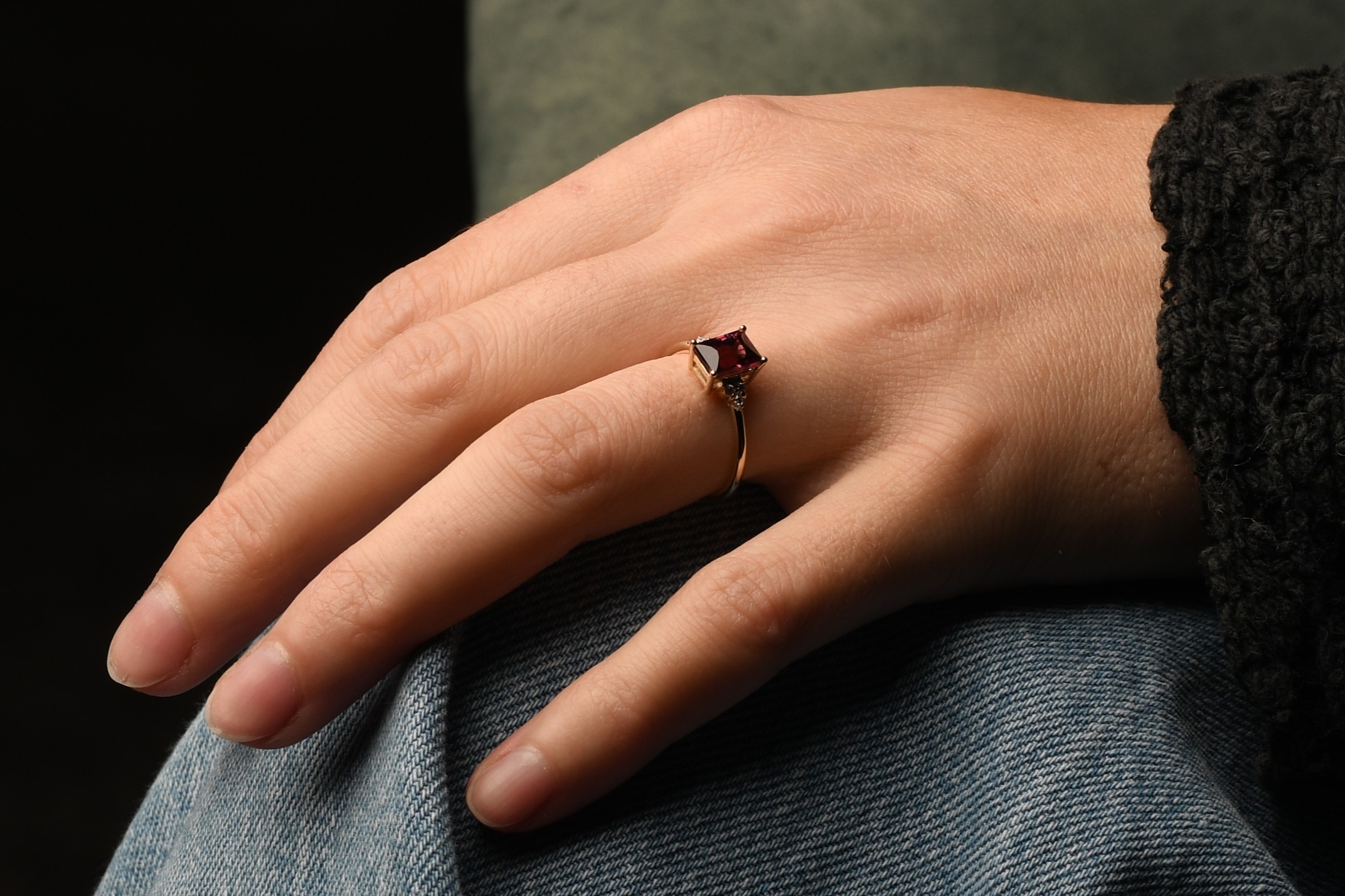 Gouden ring met rhodoliet